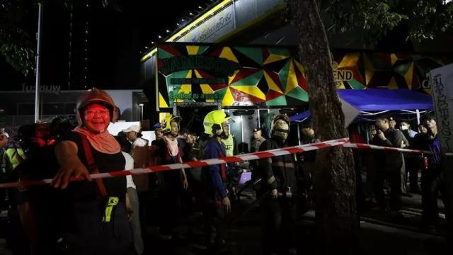Bomberos tailandeses y rescatistas trabajan en la atención de un incendio que ha cobrado la vida de al menos 27 personas, en Bangkok (Tailandia