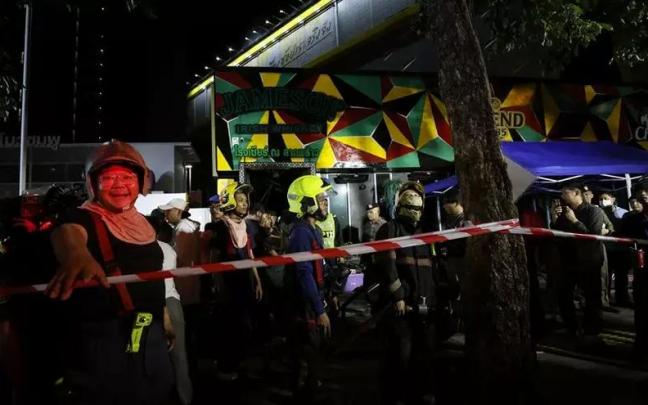 Bomberos tailandeses y rescatistas trabajan en la atención de un incendio que ha cobrado la vida de al menos 27 personas, en Bangkok (Tailandia