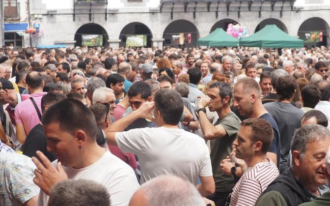 La plaza de Azpeitia ha sido un hervidero de gente afanosa por degustar sidra. / Aitor La plaza de Azpeitia ha sido un hervidero de gente afanosa por degustar sidra.