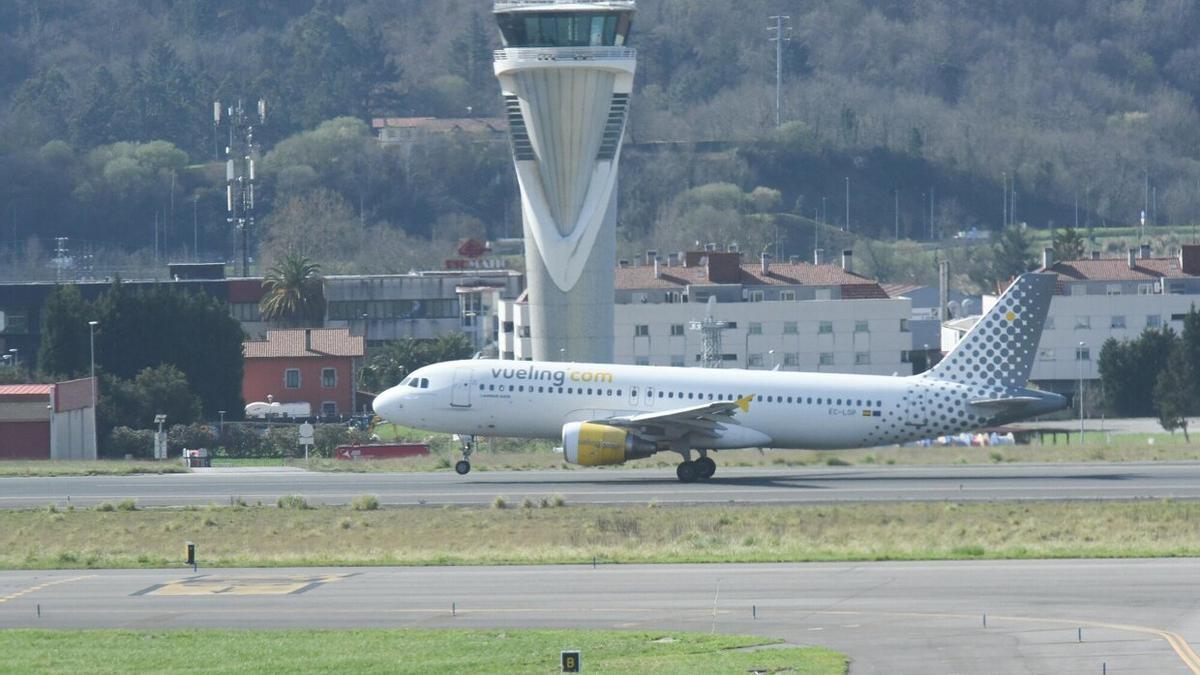 Un avión de Vueling en el aeropuerto de Bilbao
