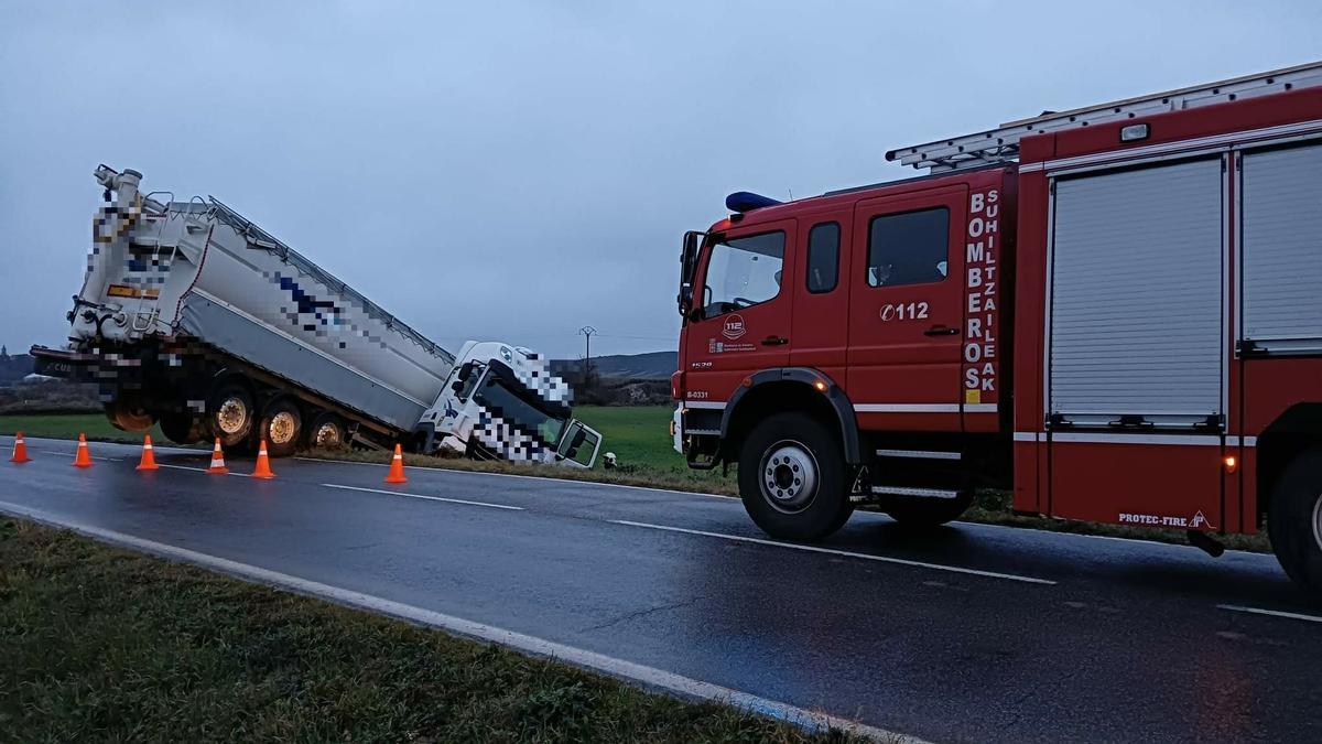 El camión, entre la carretera y un sembrado