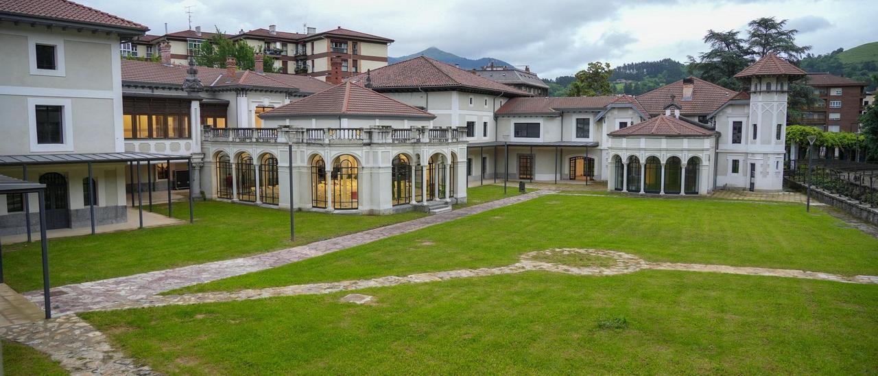 El Palacio Lamuza desde el interior del parque del mismo nombre en Laudio