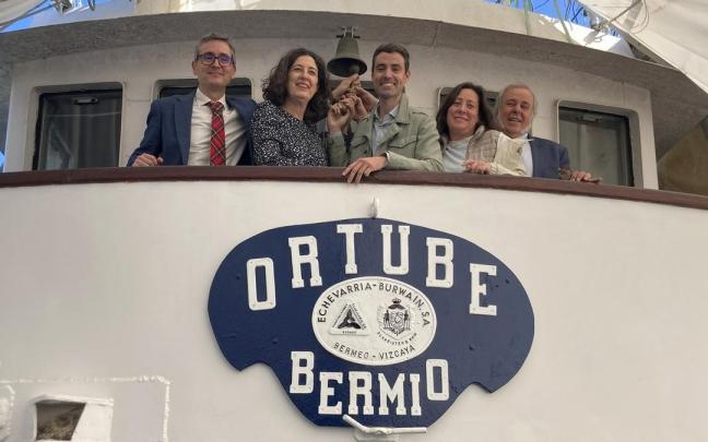 Los firmantes del acuerdo, ayer, sobre el puesto de mando del ‘Ortube’. Los firmantes del acuerdo, ayer, sobre el puesto de mando del ‘Ortube’.