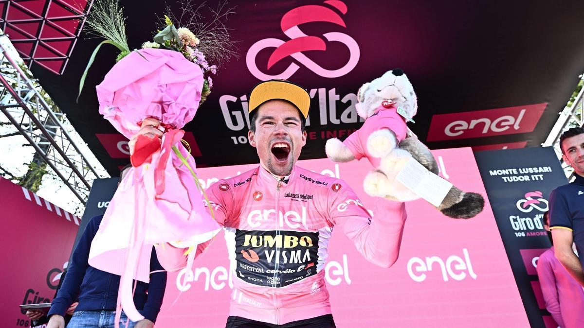 Primoz Roglic festeja la victoria en Monte Lussari, lo que le dio el triunfo del Giro.