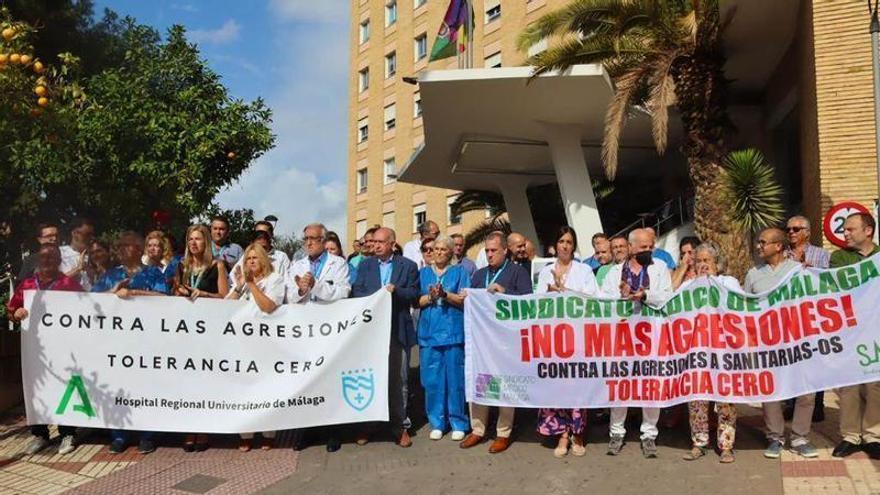 Los médicos de Málaga se concentran contra las agresiones.