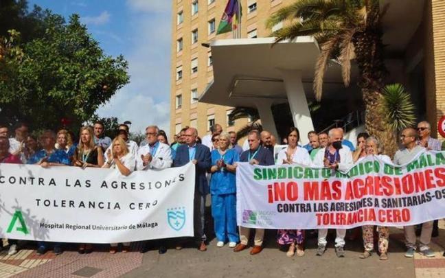 Los médicos de Málaga se concentran contra las agresiones.
