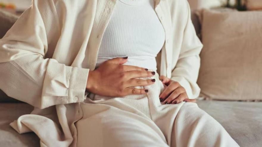 Aunque no siempre se trata de un problema médico grave, la sensación de tener el abdomen inflamado puede resultar incómoda y afectar tanto al bienestar como a la confianza personal.