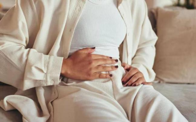 Aunque no siempre se trata de un problema médico grave, la sensación de tener el abdomen inflamado puede resultar incómoda y afectar tanto al bienestar como a la confianza personal.