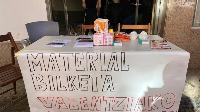 Recogida de alimentos para los afectados de la Dana de Valencia en el Centro Socialista Etxape de Zumaia
