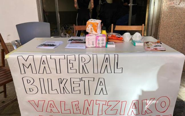 Recogida de alimentos para los afectados de la Dana de Valencia en el Centro Socialista Etxape de Zumaia