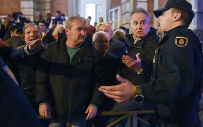 Imagen de una concentración ante la sede socialista de Ferraz