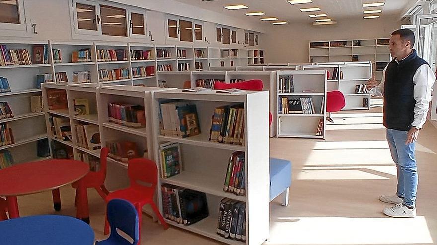 El alcalde de Sondika, Xabier Zubiaur, observa las nuevas instalaciones de la biblioteca. | FOTOS: C. ZÁRATE