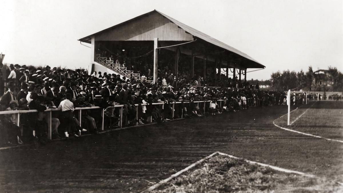 Instalaciones y tribuna del Stadium Gal, inaugurado el 19 de septiembre de 1926