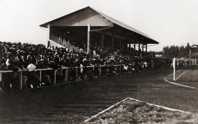 Instalaciones y tribuna del Stadium Gal, inaugurado el 19 de septiembre de 1926