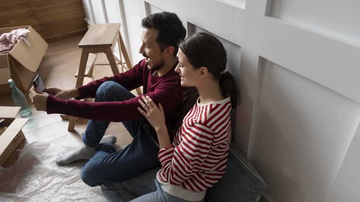 Una pareja joven en su casa.