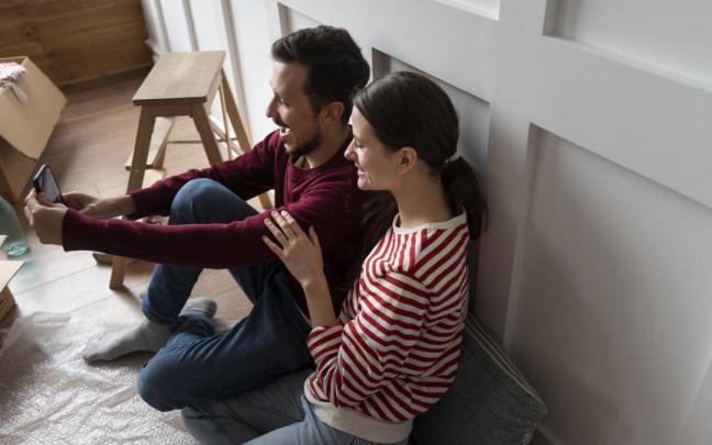 Una pareja joven en su casa.