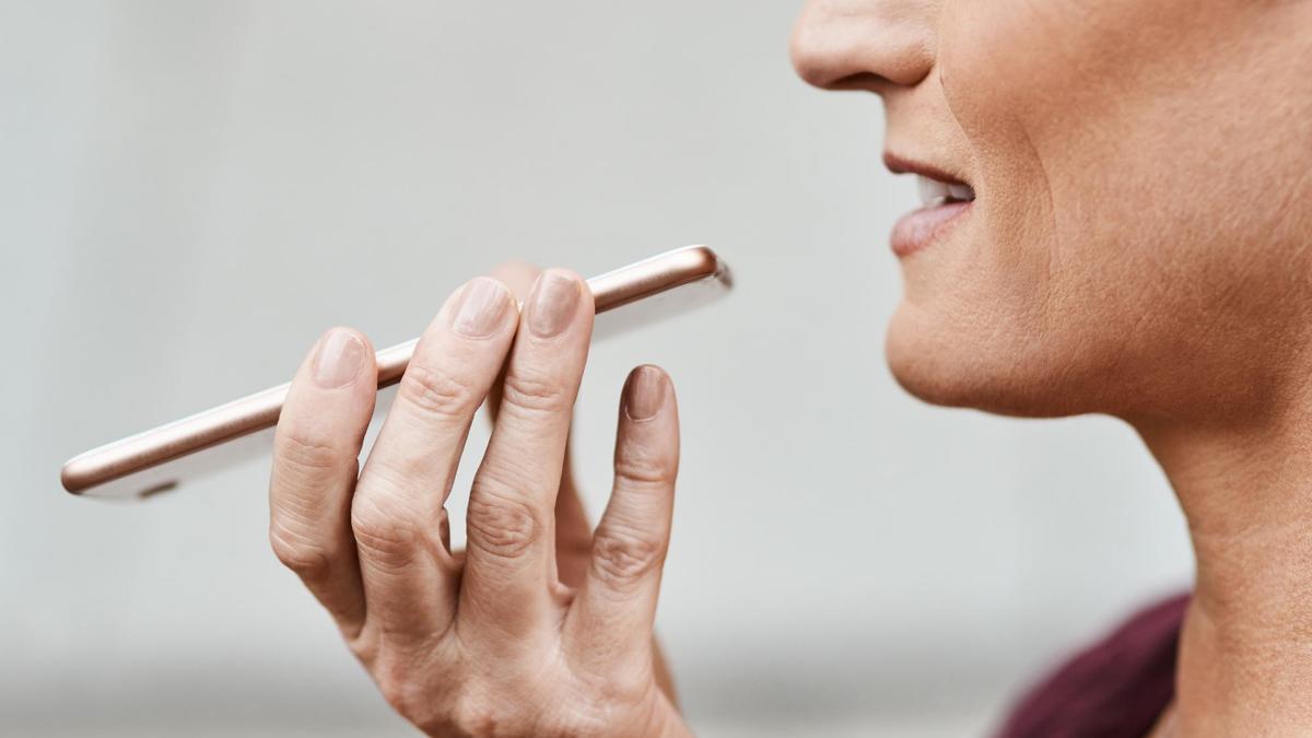 Mujer manda un mensaje de voz por WhatsApp.