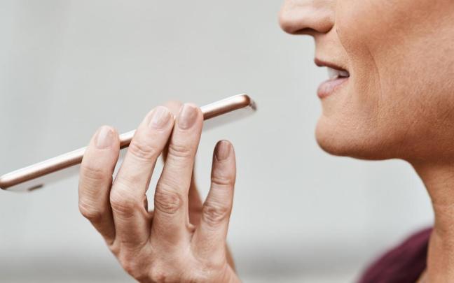 Mujer manda un mensaje de voz por WhatsApp.