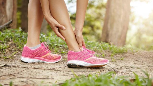 Primer plano de las manos de una deportista llevándose las manos a las piernas