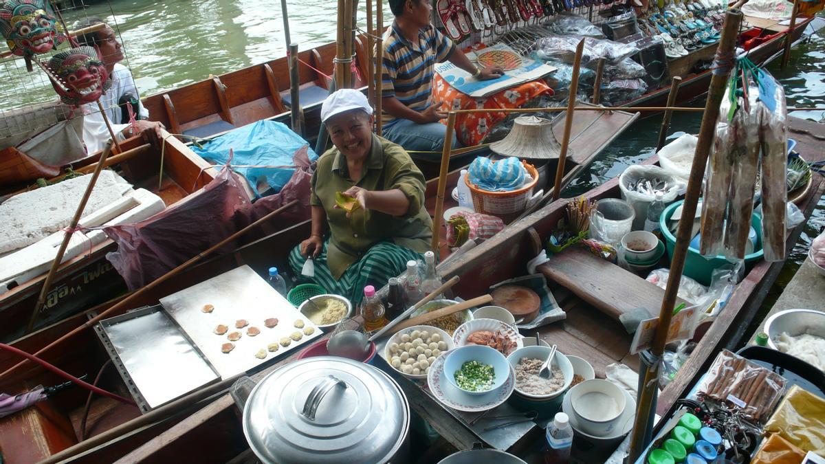 Unos botes se amontonan sobre otros en estos canales.