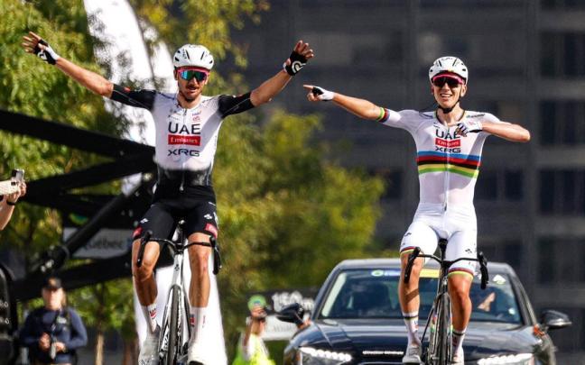 Pogacar obsequia la victoria a McNulty.