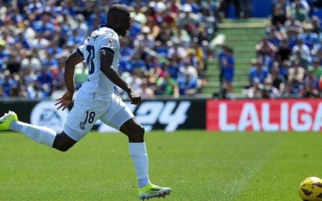 Traoré con el balón ante el Getafe. / EFE