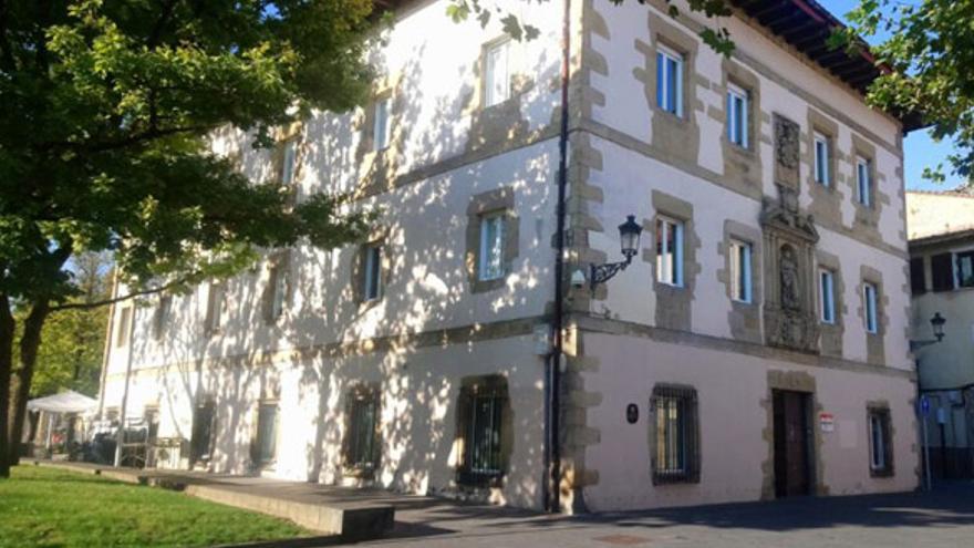 Foto del edificio que alberga el Euskaltegi Municipal de Irun, en la plaza Urdanibia.
