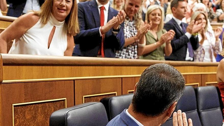 Francina Armengol, saludada por Sánchez. | FOTO: EUROPA PRESS