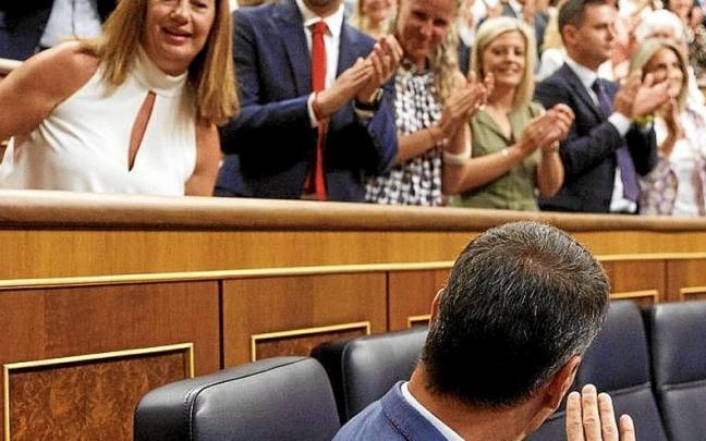 Francina Armengol, saludada por Sánchez. | FOTO: EUROPA PRESS