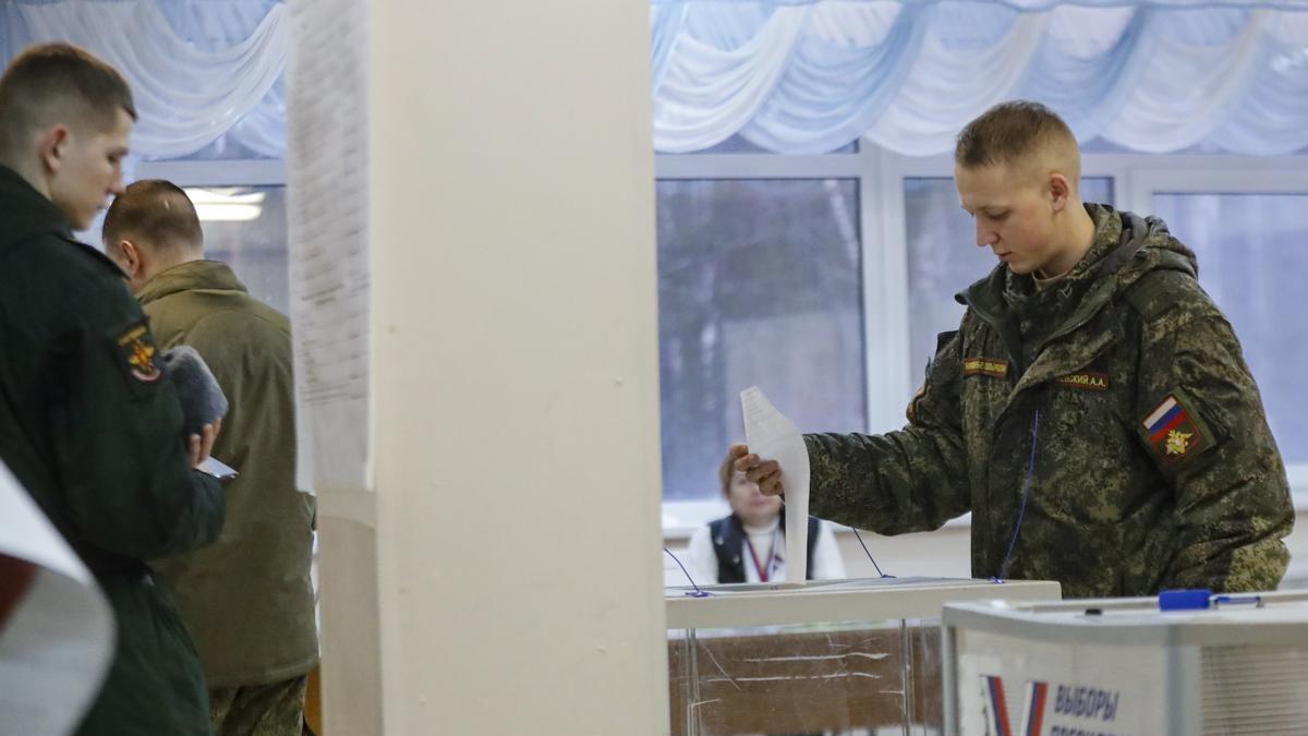 Un soldado ruso vota en San Petersburgo.