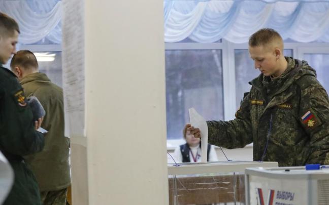 Un soldado ruso vota en San Petersburgo.