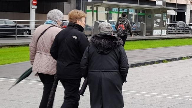 Gente paseando por la calle.