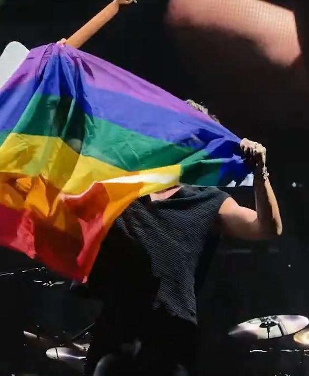 El onubense sacó una bandera arcoíris al final de su canción.