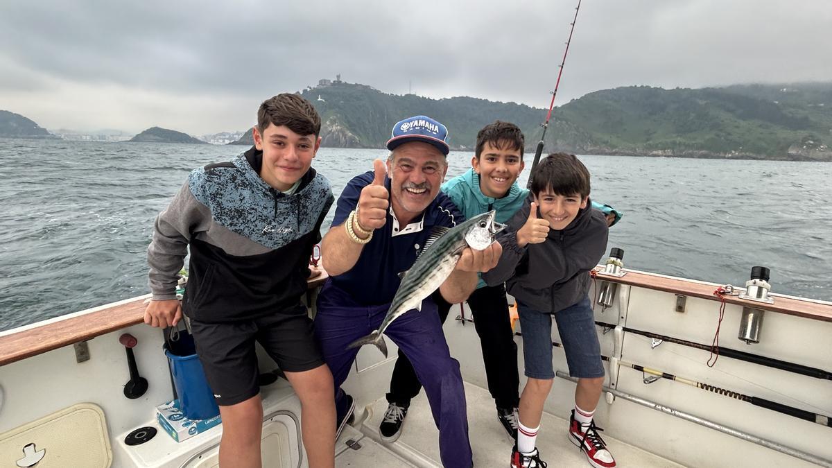 El programa 'Izan Arrantzale Barkutik' brinda la oportunidad de profundizar en el aprendizaje de la pesca y experimentar la mar en primera persona.