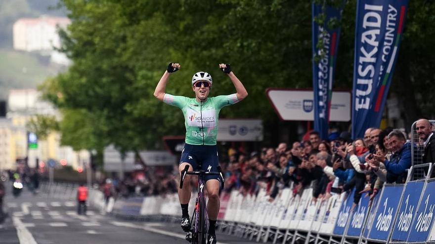 Reusser celebra la victoria en la última etapa en Donostia.