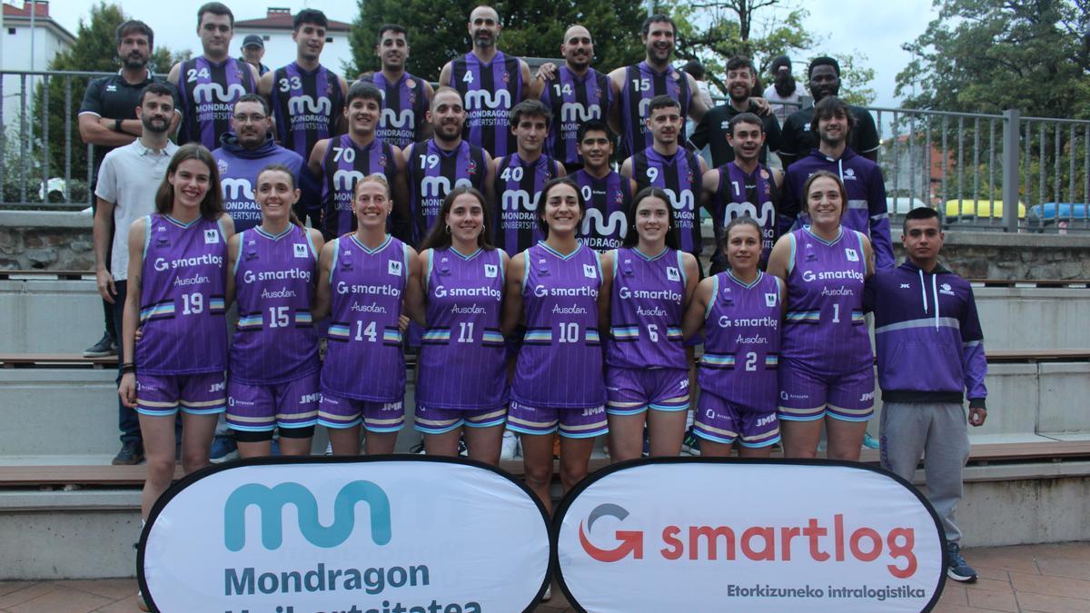 La plantilla de los equipos femenino y masculino en una foto de familia.