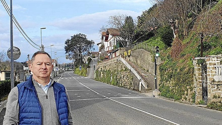 Iker Basurko en el semáforo de Hiruerreketa. | FOTO: ZARAUZKO UDALA
