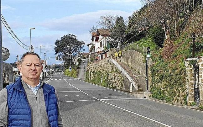 Iker Basurko en el semáforo de Hiruerreketa. | FOTO: ZARAUZKO UDALA