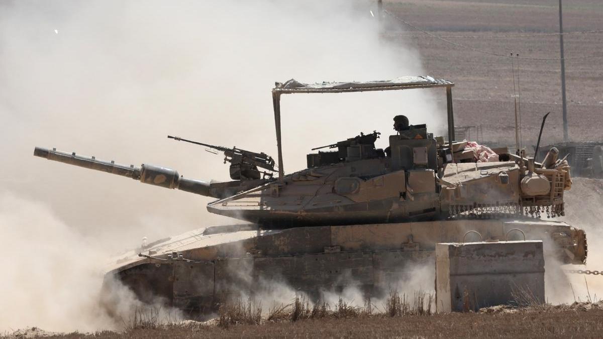 Un vehículo militar israelí maniobra cerca de la valla fronteriza con la Franja de Gaza.