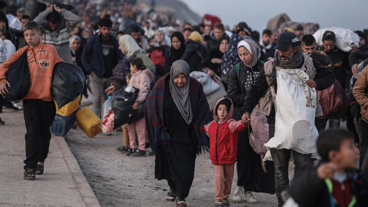 Palestinos regresando al norte de Gaza