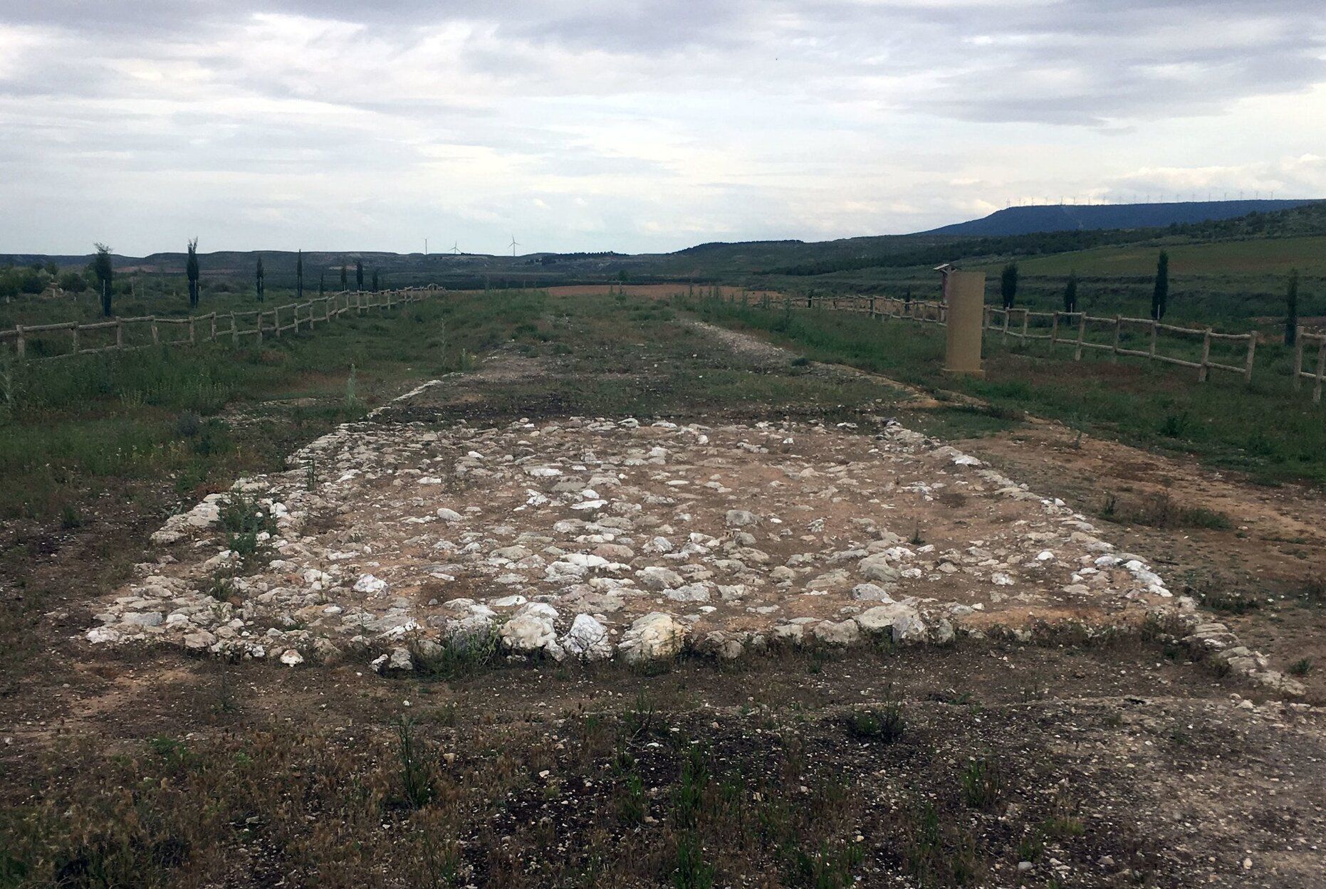 Vista de la calzada de la villa romana de El Villar.
