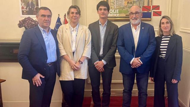 El presidente de la Unión de Federaciones Deportivas de Euskadi (EKFB), Ángel Gurrutxaga; la gerente de la entidad, Leire Guerenabarrena; y el presidente de la Federación Vasca de Rugby, Iñaki Rica, han participado en Bruselas una jorn