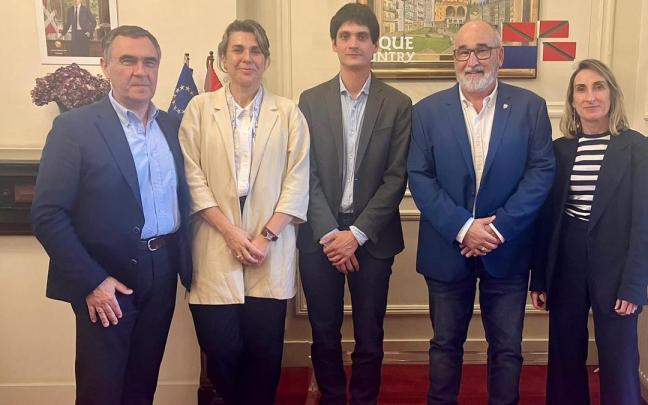 El presidente de la Unión de Federaciones Deportivas de Euskadi (EKFB), Ángel Gurrutxaga; la gerente de la entidad, Leire Guerenabarrena; y el presidente de la Federación Vasca de Rugby, Iñaki Rica, han participado en Bruselas una jorn