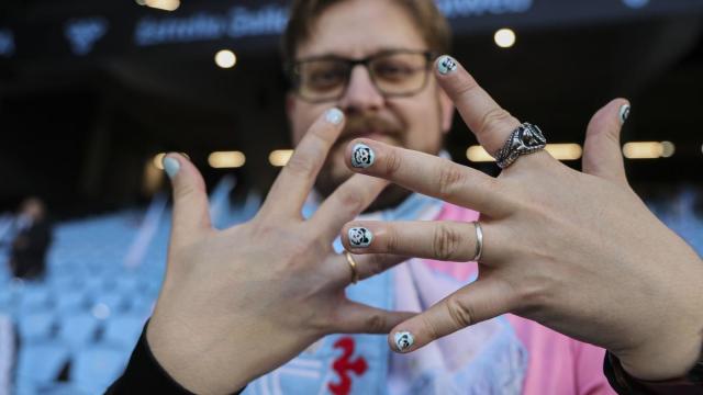 Muchos de ellos viajaron al estadio con las uñas pintadas desde casa y otros lo hicieron en los aledaños para unirse a la iniciativa.