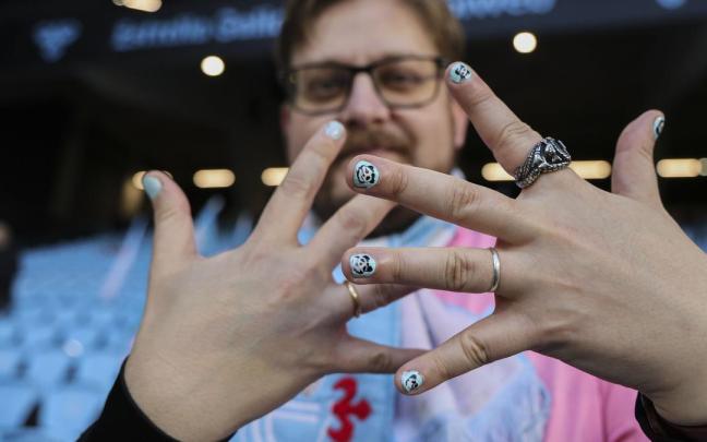 Muchos de ellos viajaron al estadio con las uñas pintadas desde casa y otros lo hicieron en los aledaños para unirse a la iniciativa.