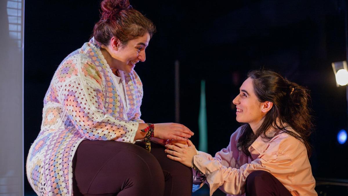 Paula Sala, a la derecha, durante su debut en Durango con ‘Peleles’, junto a su compañera Lara Obregón