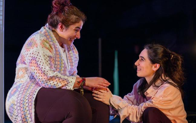 Paula Sala, a la derecha, durante su debut en Durango con ‘Peleles’, junto a su compañera Lara Obregón