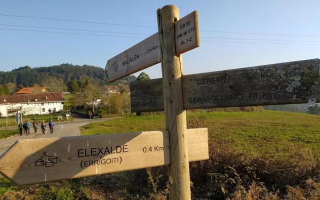Se han instalado diez nuevas farolas solares e híbridas en el barrio de Madalen y otras cuatro en Metxikas