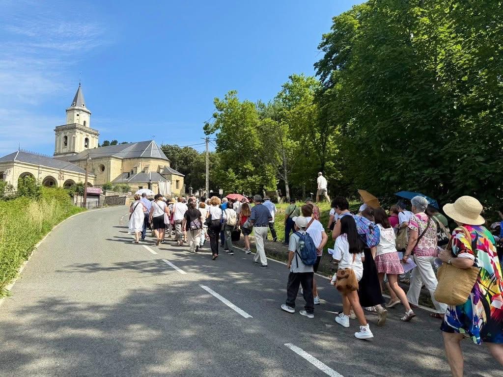 Vecinos de Artziniega ascendiendo al Santuario de La Encina a la misa mayor de cada 8 de septiembre