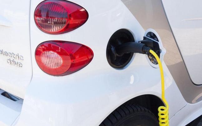 Un coche eléctrico cargando. Un coche eléctrico cargando.